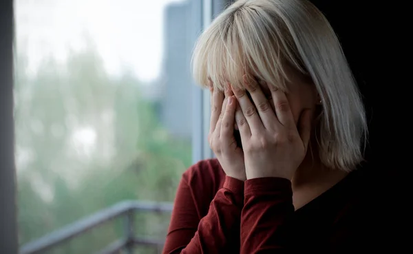 Porträt Einer Deprimierten Jungen Frau Die Fenster Sitzt — Stockfoto