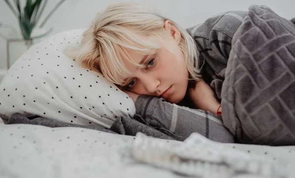 Depressive Junge Frau Liegt Mit Stapel Tabletten Bett — Stockfoto