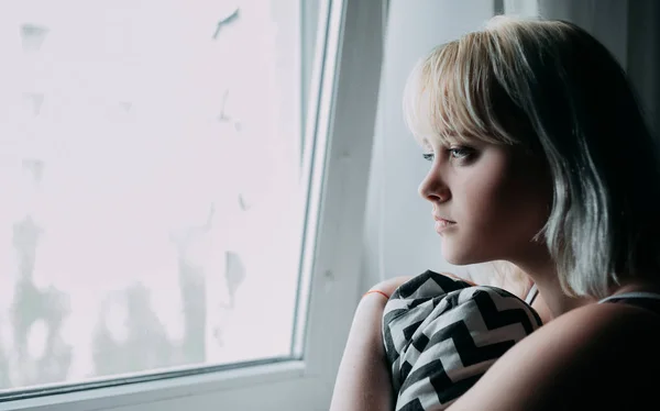 Портрет Грустной Депрессии Молодой Женщины Сидящей Окна — стоковое фото
