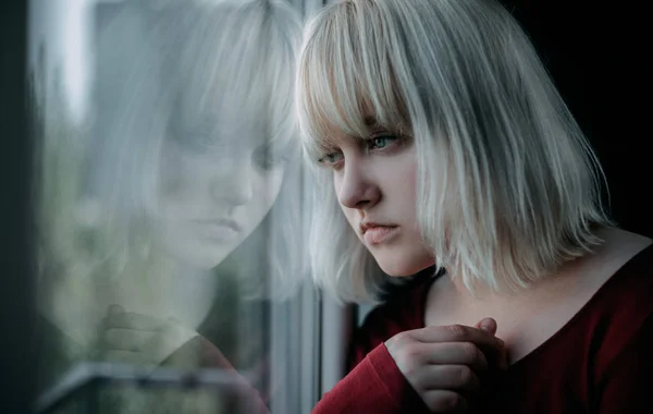 Portrét Smutné Depresivní Mladé Ženy Sedící Okna — Stock fotografie