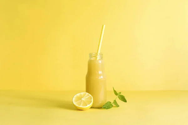 Smoothie Limão Fresco Com Hortelã Sobre Fundo Amarelo Brilhante Imagens De Bancos De Imagens