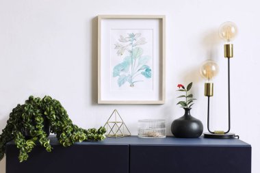 Sulu boya tesisi'beyaz çerçeve içinde şık minimalist iç çizim 