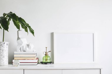 Yeşil bitkiler ve İskandinav dekor ev iç beyaz minimalist kavramı