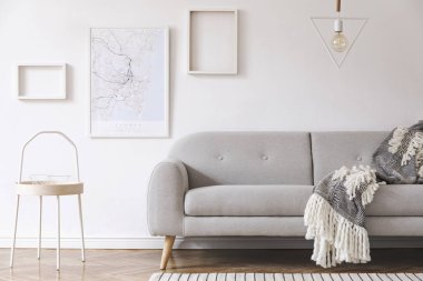 Kısmi görünümü gri kanepe İskandinav tarzı ile hafif oturma odası