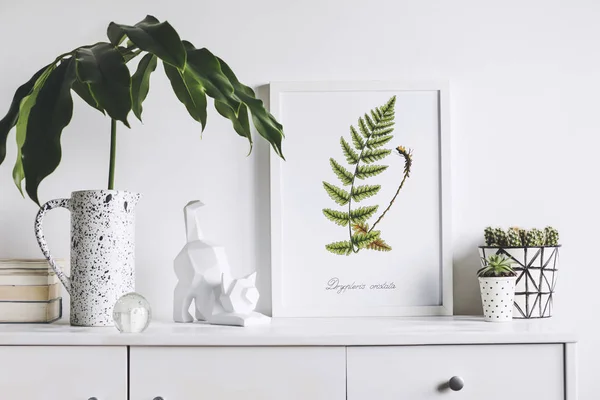 简约的概念 白色的家庭内部与绿色植物和斯堪的纳维亚装饰 — 图库照片