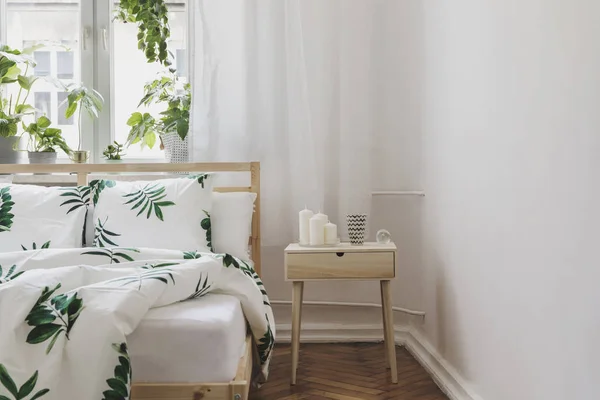 明亮的卧室 配有木制家具 打印床单和窗户上的白色亚麻百叶窗 — 图库照片