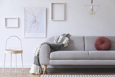 Kısmi görünümü gri kanepe İskandinav tarzı ile hafif oturma odası