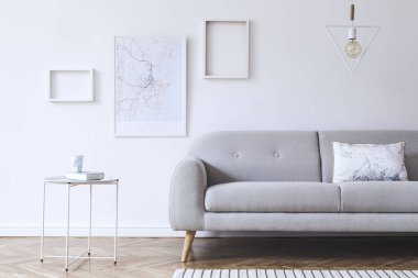 Kısmi görünümü gri kanepe İskandinav tarzı ile hafif oturma odası