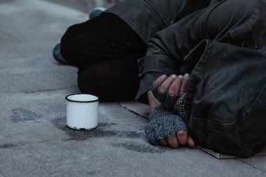 Zavallı adam sokakta için sadaka isteyen Görünümü Kapat 