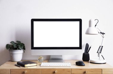 Modern çalışma alanı boş şık dijital monitörde 