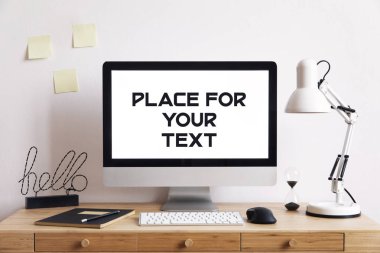 Modern çalışma alanı boş şık dijital monitörde 