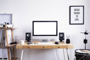 Modern çalışma alanı boş şık dijital monitörde 