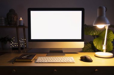 Modern çalışma alanı boş şık dijital monitörde 