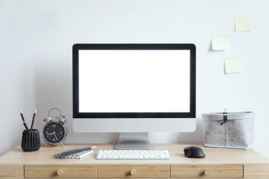 Modern çalışma alanı boş şık dijital monitörde 