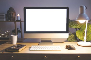 Modern çalışma alanı boş şık dijital monitörde 