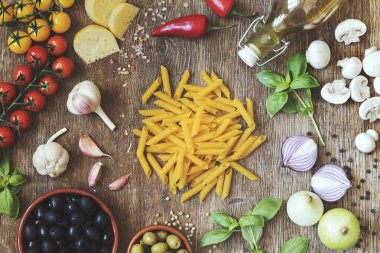 Ahşap arka plan üzerinde geleneksel İtalyan makarna için malzemeler topluluğu 