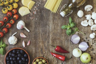 Ahşap arka plan üzerinde geleneksel İtalyan makarna için malzemeler topluluğu 