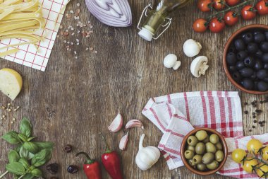 Ahşap arka plan üzerinde geleneksel İtalyan makarna için malzemeler topluluğu 