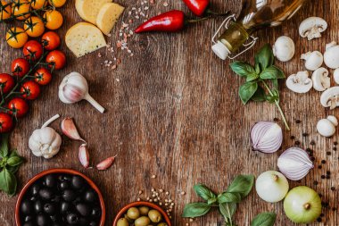 Ahşap arka plan üzerinde geleneksel İtalyan makarna için malzemeler topluluğu 