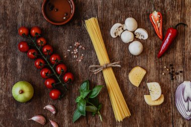 Ahşap arka plan üzerinde geleneksel İtalyan makarna için malzemeler topluluğu 