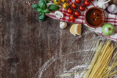 Ahşap arka plan üzerinde geleneksel İtalyan makarna için malzemeler topluluğu 