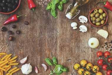 Ahşap arka plan üzerinde geleneksel İtalyan makarna için malzemeler topluluğu 