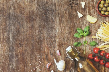 Ahşap arka plan üzerinde geleneksel İtalyan makarna için malzemeler topluluğu 