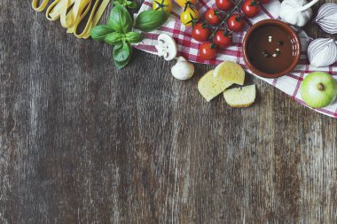 Ahşap arka plan üzerinde geleneksel İtalyan makarna için malzemeler topluluğu 