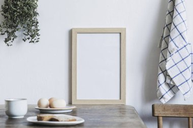 Ahşap mutfak masasında taze ekmek dilimleri ile haşlanmış yumurta