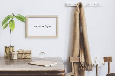  Sahte çerçeve, saman kutusu, avokado bitki ve dizüstü ile küçük masa ile mutfak alanı şık iç tasarım. Minimalist iç mekan, beyaz duvarlar.