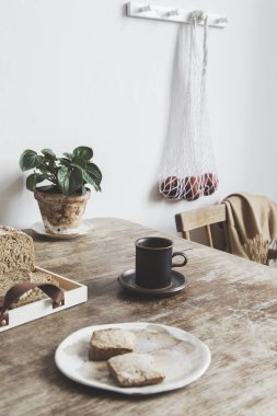 Kahve Ahşap mutfak masasında ekmek ile