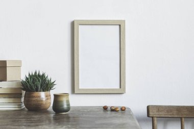 Poster çerçevesi, bitkiler, kitaplar ve dizüstü bilgisayar ile şık iç. Uzayın retro kavramı. 