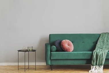 Yeşil kadife ile minimalist iç kanepe üzerinde ahşap zemin