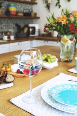 Akdeniz tarzı mutfakta taze ve sağlıklı yaz kahvaltısı kapatın. Aydınlık ve güneşli bir alan. Güzel ev dekorasyonu. Plakaların şık bileşimi. 