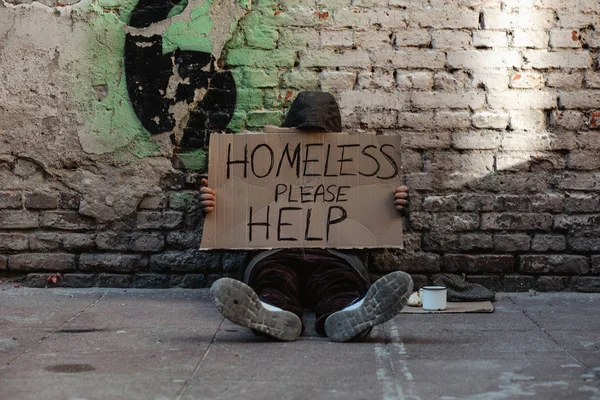 Obdachloser Sitzt Auf Gehweg Und Bittet Almosen — Stockfoto