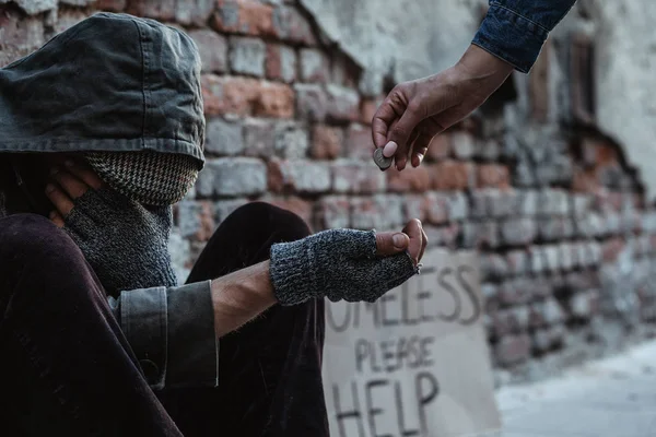 无家可归的人坐在人行道上要求救济 — 图库照片
