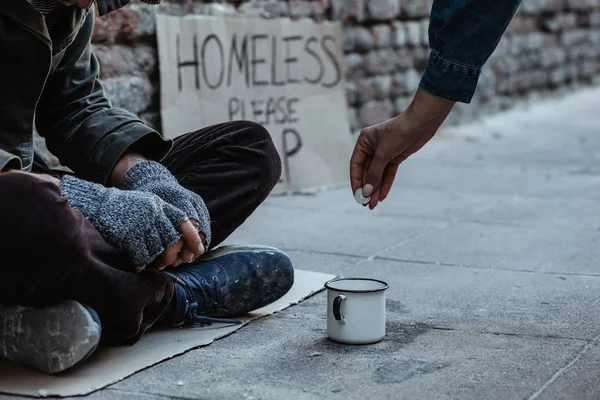 在街上要求施救的穷人的近景 — 图库照片
