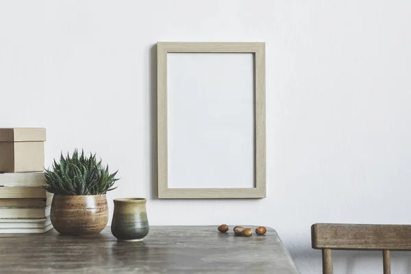 Poster çerçevesi, bitkiler, kitaplar ve dizüstü bilgisayar ile şık iç. Uzayın retro kavramı. 