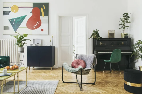 Stilig Stue Med Grønn Fløyelssofa Svart Klassisk Piano Abstrakt Kunst – stockfoto