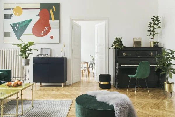 Stilig Stue Med Grønn Fløyelssofa Svart Klassisk Piano Abstrakt Kunst – stockfoto