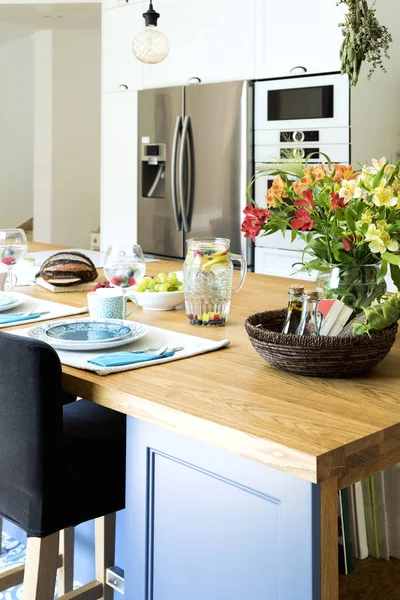 地中海スタイルのキッチンで新鮮で健康的な夏の朝食をクローズアップ 明るく日当たりの良い空間 素敵な家の装飾 プレートのスタイリッシュな組成 — ストック写真