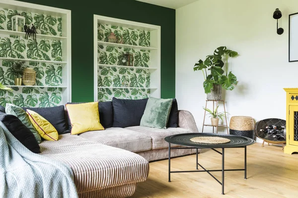 Stilfuld Stue Middelhavsstil Med Komfortabel Sofa - Stock-foto