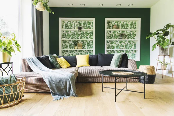 地中海风格的时尚客厅 舒适的沙发 — 图库照片