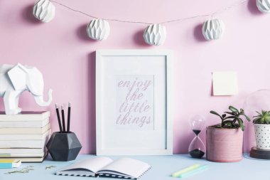 Sahte kadar poster çerçevesi, seramik resim, pastel pembe arka plan üzerinde bitkiler ile yaratıcı dolap