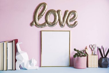 Sahte kadar poster çerçevesi, seramik resim, pastel pembe arka plan üzerinde bitkiler ile yaratıcı dolap