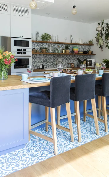 Dapur Bergaya Terang Dengan Warna Biru Dalam Gaya Mediterania — Stok Foto