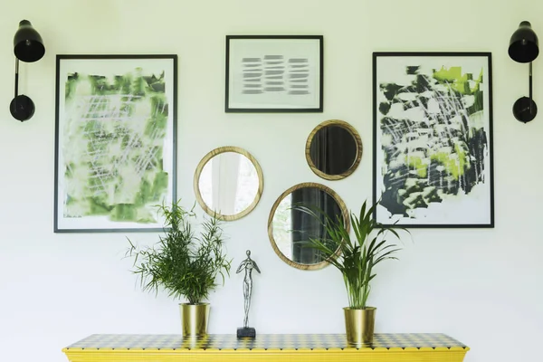 阳光明媚的客厅 黄色的梳妆台 镜子和艺术框架 — 图库照片