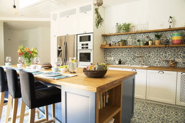 Luz Cozinha Elegante Cores Azuis Estilo Mediterrânico — Fotografia de Stock