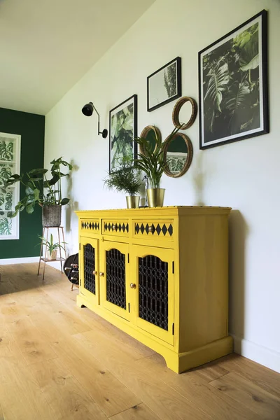 Slunný Světlý Obývací Pokoj Žlutým Komody Rostliny Zrcadla Umění Rámy — Stock fotografie