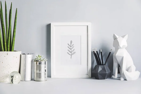 创意柜子与模拟海报框架 陶瓷图形 植物在浅灰色背景 — 图库照片